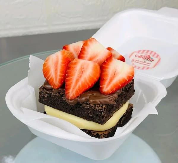 Brownie Supremo com morangos frescos e Nutella