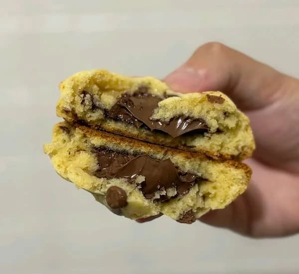 Cookie partido ao meio escorrendo Nutella
