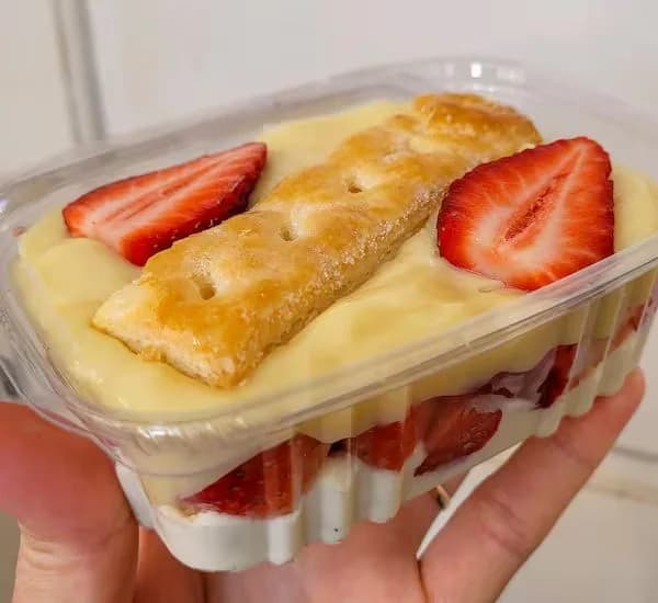 Folhata de morango com creme de Ninho e biscoito folhado