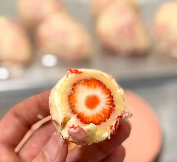 Morango cravejado aberto ao meio, com brigadeiro de Ninho